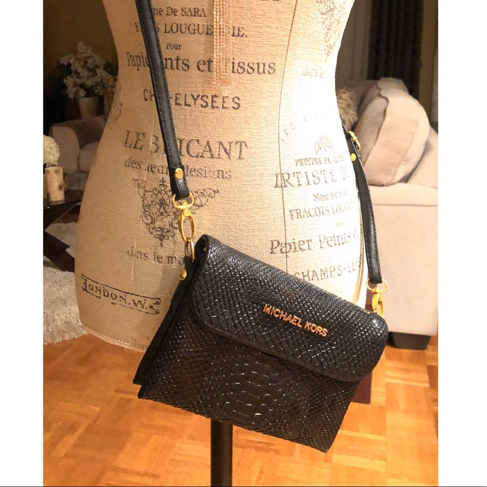 MICHAEL KORS black embossed snakeskin crossbody 👜